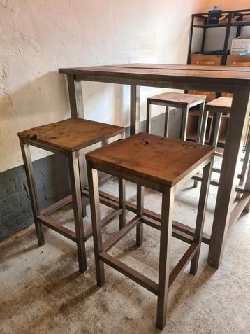 4 stalen barkrukken met eikenhout beschikbaar voor biedingen