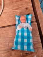poppenhuis miniaturen caco popje met dekje baby, Ophalen of Verzenden, Zo goed als nieuw, Poppenhuis