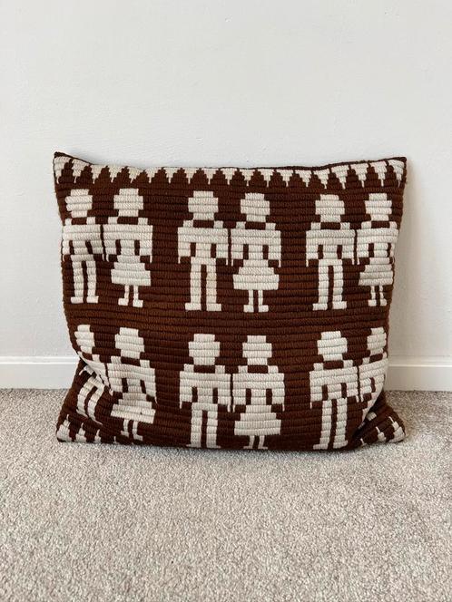 Bruin vintage kussen met poppetjes, 42,5x38,5cm. 60s 70s, Huis en Inrichting, Woonaccessoires | Kussens, Gebruikt, Bruin, Vierkant
