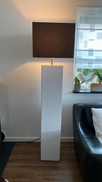 Twee mooie identieke vloerlampen beschikbaar voor biedingen