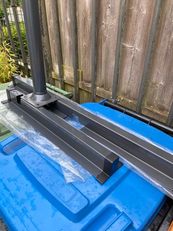 Aluminium parasol voetstuk. beschikbaar voor biedingen