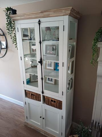 Te koop landelijke vitrine kast van Ans woonshop beschikbaar voor biedingen