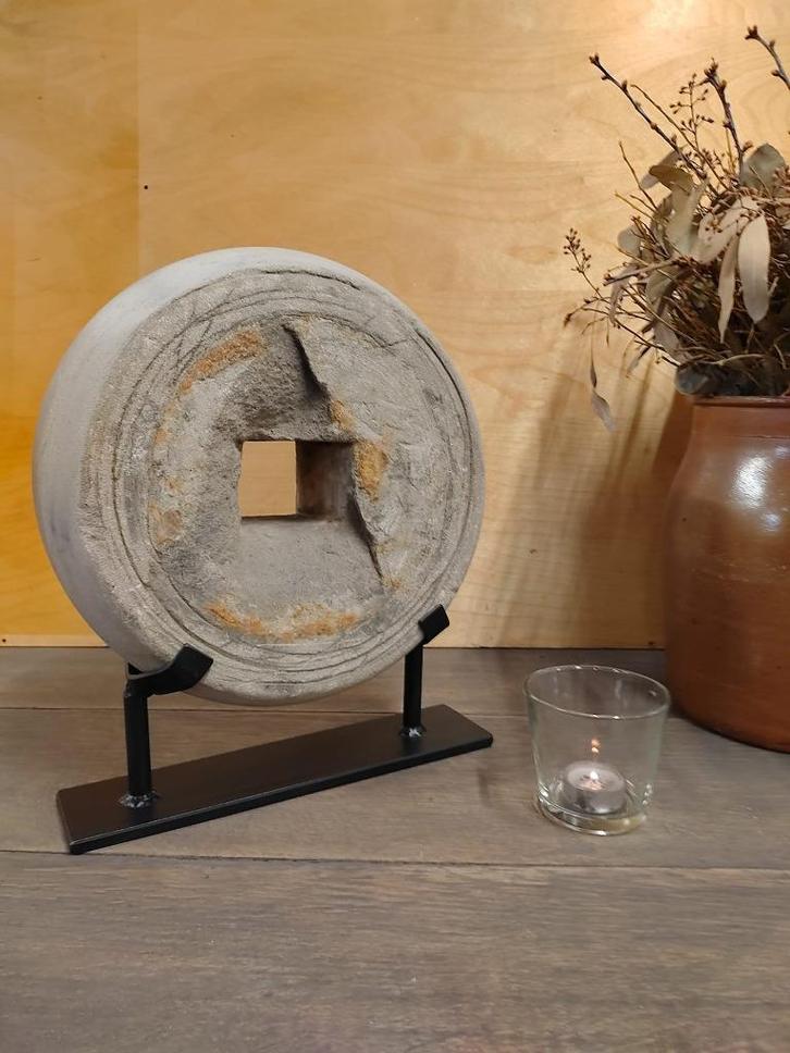 Molensteen op statief., Huis en Inrichting, Woonaccessoires | Overige, Zo goed als nieuw, Ophalen