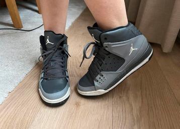 Jordans 23 sneakers Uni beschikbaar voor biedingen