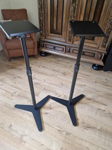 2 Monitors Konig & Meyer standaards! beschikbaar voor biedingen