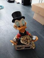 Groot beeld Dagobert Duck met schatkist van Disney, Verzamelen, Disney, Ophalen of Verzenden, Zo goed als nieuw, Beeldje of Figuurtje