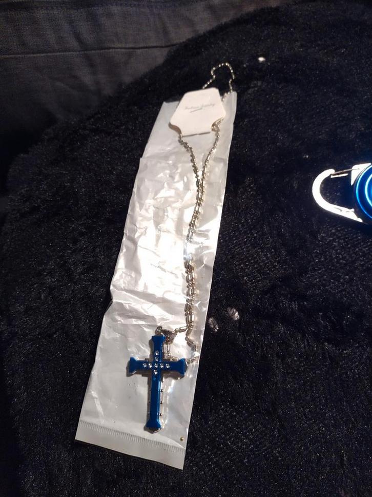 Ketting met blauw kruis, nieuw, Sieraden, Tassen en Uiterlijk, Kettingen, Nieuw, Overige materialen, Blauw, Ophalen of Verzenden