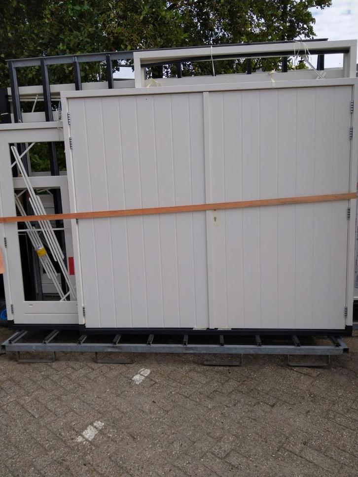 Kozijn met dubbele garage deuren, Doe-het-zelf en Verbouw, Deuren en Horren, Nieuw, Buitendeur, 215 cm of meer, 120 cm of meer