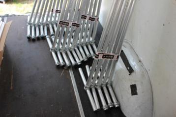 350 X SPLINTERNIEUWE STEIGER BUIZEN EN BOCHTEN EN STAANDERS beschikbaar voor biedingen