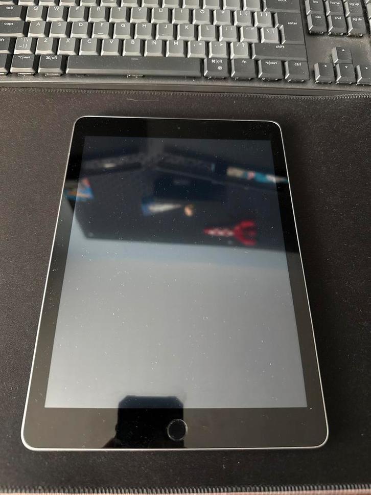 Apple iPad A1822 - Touchscreen Defect, Computers en Software, Apple iPads, Niet werkend, Apple iPad, Wi-Fi, 9 inch, 32 GB, Zilver