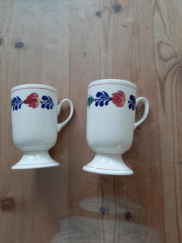 BOERENBONT BOCH - 2 MOKKEN OP VOET - DIA7 CM - HG 12 CM, Huis en Inrichting, Keuken | Servies, Zo goed als nieuw, Kop(pen) en/of Schotel(s)