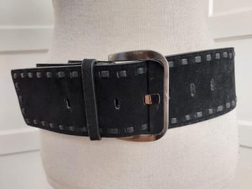 Mooie suede riem zwart    90cm beschikbaar voor biedingen
