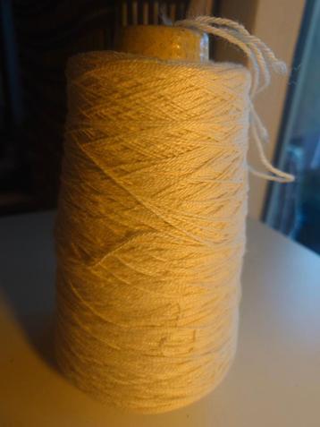 Grote Spoel Witte Wol/Garen beschikbaar voor biedingen