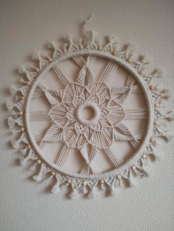 Macrame mandala. Sisters Forever. beschikbaar voor biedingen