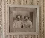 Brocante foto van Zweedse dames in originele oude lijst, Gebruikt, Foto, Klederdracht, Ophalen of Verzenden