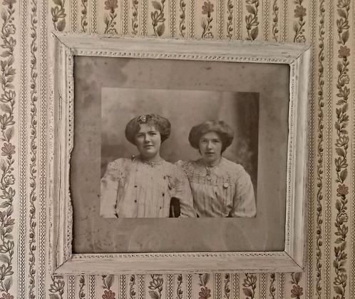 Brocante foto van Zweedse dames in originele oude lijst, Verzamelen, Foto's en Prenten, Gebruikt, Foto, Klederdracht, Voor 1940