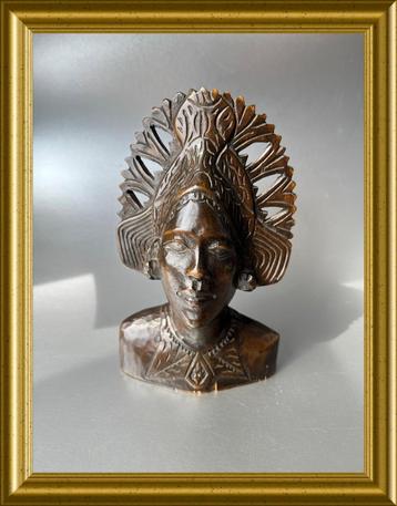 Oud houtsnijwerk: Bali buste beschikbaar voor biedingen