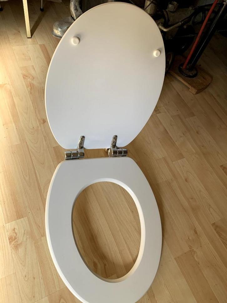 Toiletbril kleur wit., Doe-het-zelf en Verbouw, Sanitair, Gebruikt, Toilet, Chroom, Ophalen of Verzenden
