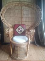 Grote oude pauwstoel van bamboe en riet., Ophalen