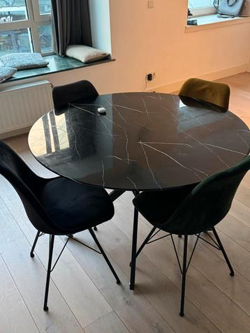 Eettafelset met stoelen en bijzettafel beschikbaar voor biedingen