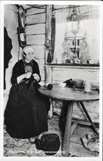 Nunspeet, Interieur boerenwoning, meisje, klederdracht, lamp, Verzenden, 1940 tot 1960, Gelopen, Gelderland