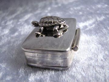   Mooi rechthoekig Zilveren Doosje met Schildpad op Deksel  beschikbaar voor biedingen