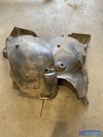 RENAULT CLIO 3 rechts voor modderkuip 8200334163 820033465 2 beschikbaar voor biedingen