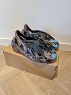 Adidas Yeezy Foam RNR MX Cinder Maat 44,5 nieuw in doos, Nieuw, Ophalen of Verzenden, Overige kleuren
