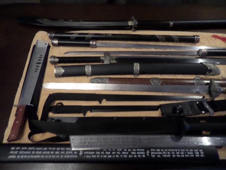 Lot :8 Aziatische wapens, Verzamelen, Militaria | Algemeen, Overige soorten, Zwaard of Sabel, Azië, Ophalen