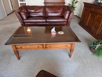 Salontafel met glazenplaat beschikbaar voor biedingen