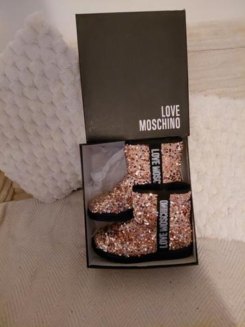 💥Love Moschino uggs maat 38🎀 in doos zgan beschikbaar voor biedingen
