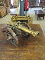 Oer 11307 groot bronzen kanon met wapenschild , op affuit, Ophalen