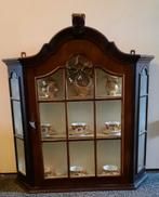 Vintage vitrine kast met goud kleurig servies, Huis en Inrichting, Kasten | Vitrinekasten, Ophalen of Verzenden, 25 tot 50 cm