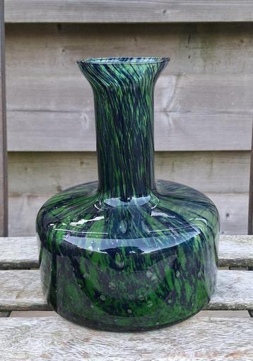 Prachtige mondgeblazen vintage vaas. beschikbaar voor biedingen