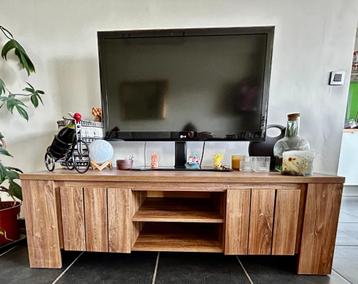 TV-Meubel in Warme Houtlook beschikbaar voor biedingen