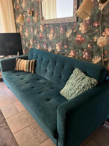 Groenblauwe bank (uit huis waar gerookt wordt)