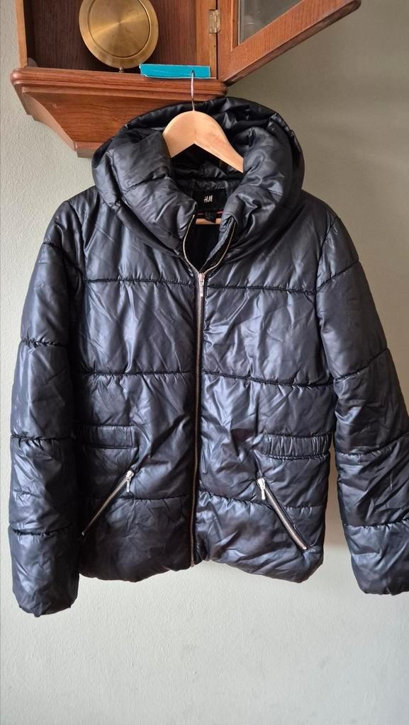 H&M zwarte glans gevoerde jas mt 40 hele mooie staat, Kleding | Dames, Jassen | Winter, Gedragen, Maat 38/40 (M), Zwart, Ophalen of Verzenden