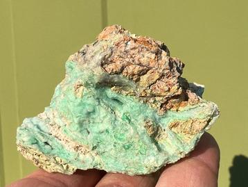 Smithsoniet met Garniriet ruw mineralen uit Indonesië 