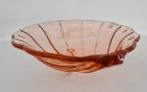Art Deco roze persglas schelpvormig schaaltje, Huis en Inrichting, Keuken | Servies, Gebruikt, Onbekend, Ophalen of Verzenden