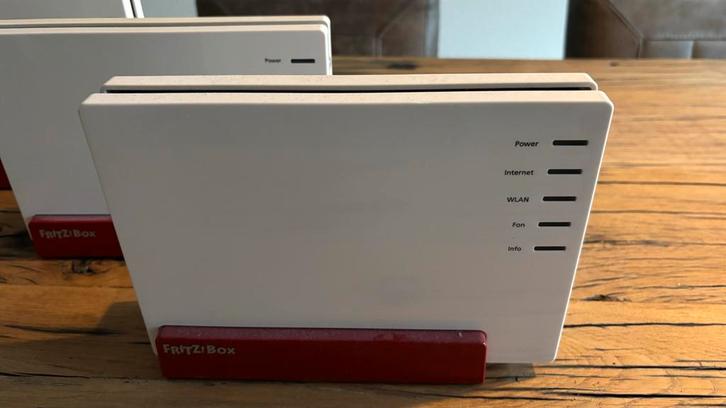 Fritzbox 7581, Computers en Software, Routers en Modems, Zo goed als nieuw, Router met modem, Ophalen of Verzenden