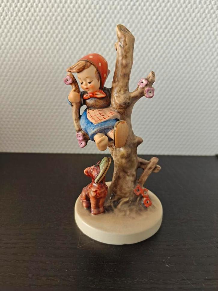 Hummel beeldje 56/B 'Out of Danger', Antiek en Kunst, Kunst | Beelden en Houtsnijwerken, Ophalen of Verzenden