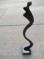 BRONZEN BEELDJE op marmeren voet hoog 22 cm elegant € 25, Ophalen of Verzenden