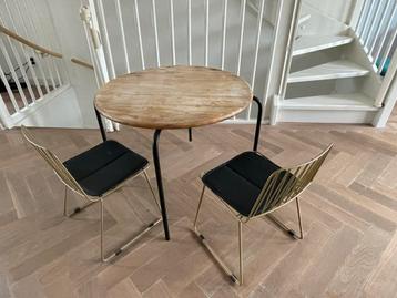 KinderTafel met 2 Stoelen beschikbaar voor biedingen