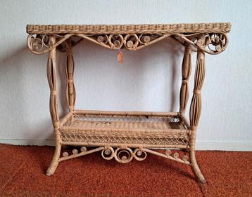 Rieten haltafel met mooie details beschikbaar voor biedingen