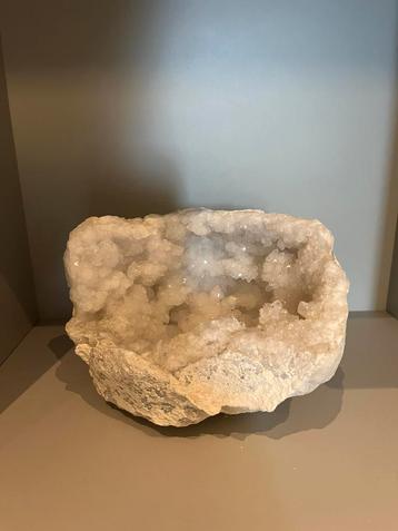 Bergkristal Geode beschikbaar voor biedingen