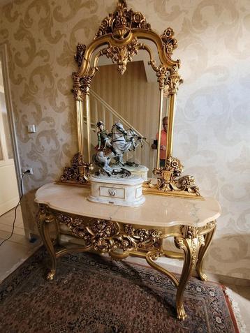 Gouden spiegeltafel beschikbaar voor biedingen