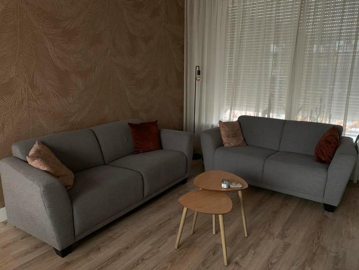 Mooie grijze banken, Huis en Inrichting, Banken | Bankstellen, Gebruikt, Rechte bank, Tweepersoons, 150 tot 200 cm, 75 tot 100 cm