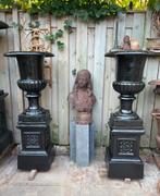 2 gietijzeren tuinvazen bloempotten op console, Ophalen, Zo goed als nieuw