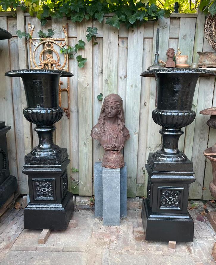 2 gietijzeren tuinvazen bloempotten op console, Tuin en Terras, Tuinvazen, Zo goed als nieuw, Ophalen