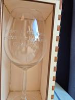 Gegraveerd Wijnglas - 'Te leven is een gunst', Antiek en Kunst, Ophalen